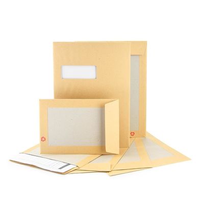 Persoonlijke grootte verzendomschrift met bruin kraftpapier en grijs kartonnen rugbescherming