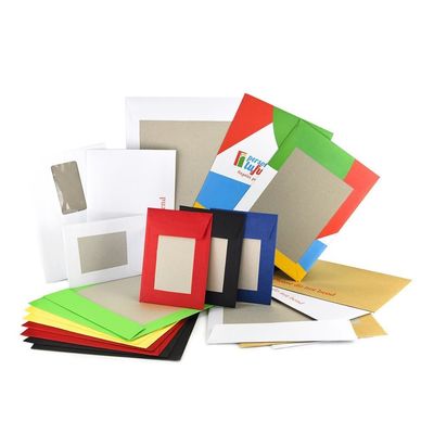 Persoonlijke grootte verzendomschrift met bruin kraftpapier en grijs kartonnen rugbescherming