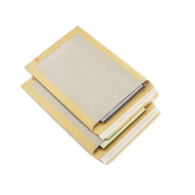 Verzendingszendingen Koerier Express C4 Grijze kartonnen enveloppen met bruin kraftpapier