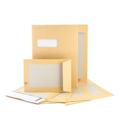 Verzendingszendingen Koerier Express C4 Grijze kartonnen enveloppen met bruin kraftpapier