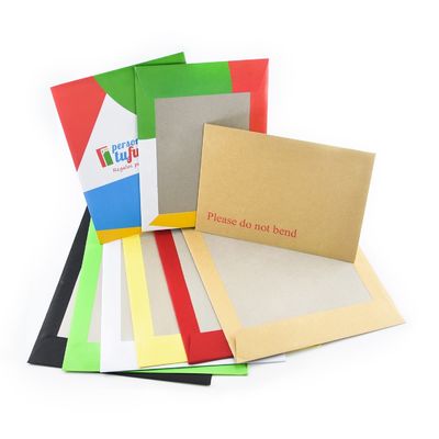 Promotie Grijze enveloppen met een logo en kraftafdruk