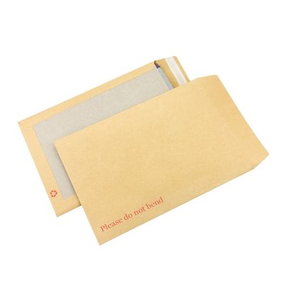 Promotie Grijze enveloppen met een logo en kraftafdruk