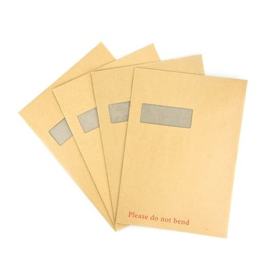 Promotie Grijze enveloppen met een logo en kraftafdruk
