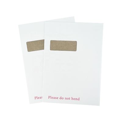 Promotie Grijze enveloppen met een logo en kraftafdruk