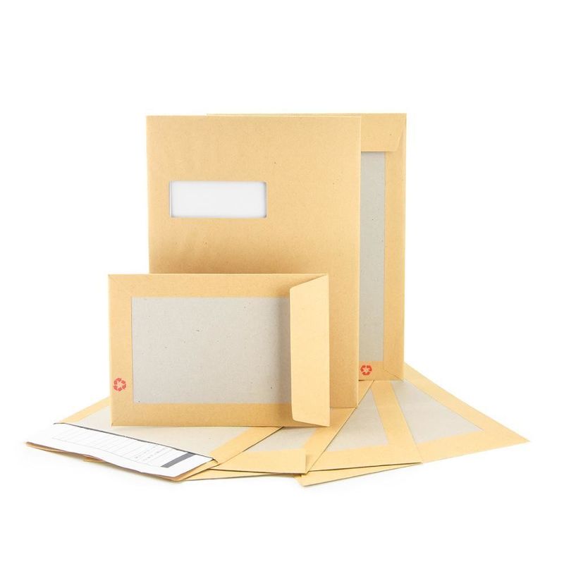 Persoonlijke grootte verzendomschrift met bruin kraftpapier en grijs kartonnen rugbescherming